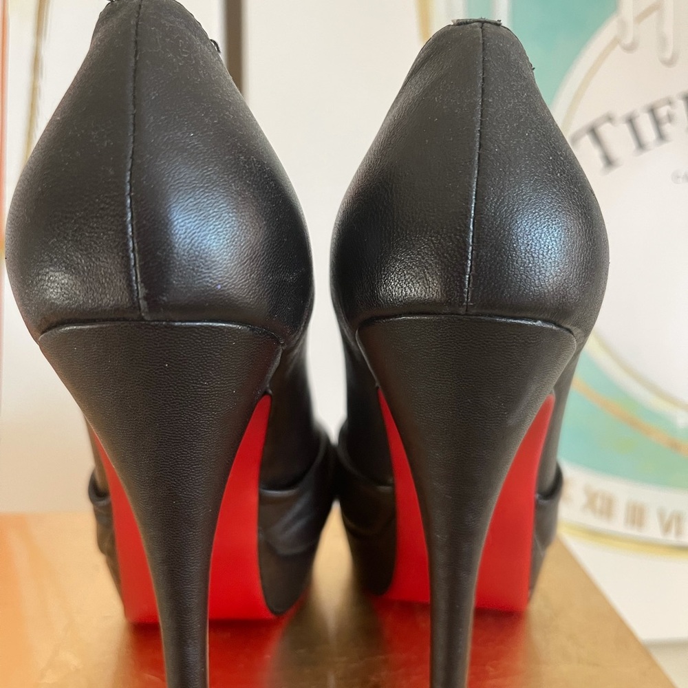 Fabulous condition-worn twice! Dust bags included!